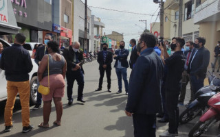Sindicato dos Trabalhadores em Educação protestam em frente à Câmara de Araguaína. 