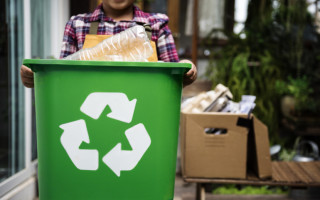 Lixo deve ser descartado corretamente para evitar danos ao meio ambiente.