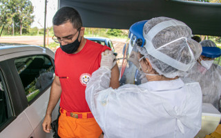 Bombeiros militares recebem dose da vacina contra a covd-19.