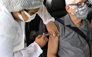Até o momento, a Prefeitura vacinou 18.266 pessoas com a primeira dose e concluiu a imunização em 6.143.
