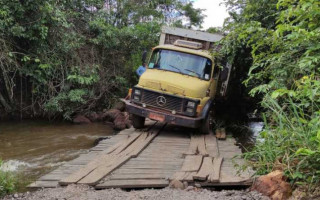 Caminhão foi localizado na estrada vicinal que dá acesso ao município de Bandeirantes.