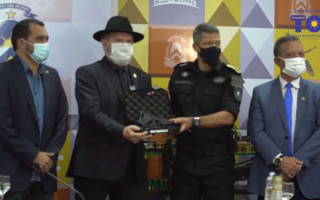 Solenidade de entrega das armas. 