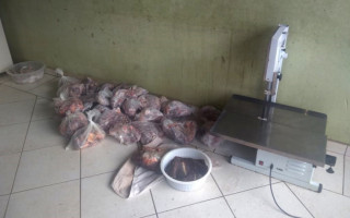 Carne apreendida pela Polícia CIvil em freezer no imóvel utilizado pelos suspeitos 
