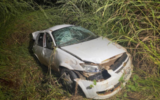 Carro saiu da pista, capotou e parou num matagal às margens da rodovia. 
