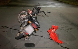 Acidente entre motos deixa três feridos no bairro São João. 