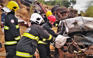 Vítima fatal do acidente ficou presa às ferragens.
