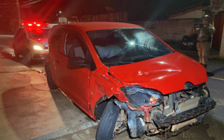 Mesmo com carro danificado, motorista que causou o acidente ainda percorreu cerca de 1km. 