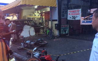 Carro invade conveniência na Av. Cônego João Lima, setor Entroncamento.