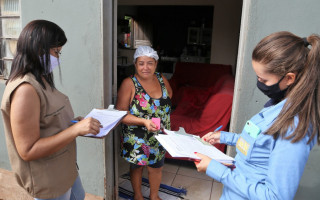 Durante a visita, além da assinatura do Termo de Consentimento, a equipe leva orientações.