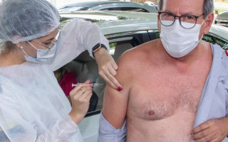 Aos 60 anos, ex-prefeito de Araguaína Ronaldo Dimas recebe a 1º dose de vacina contra a covid. 