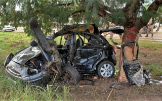 Motorista foi a óbito no local e o corpo foi desencarcerado pelos bombeiros 