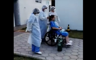 Fabíola saiu para um banho de sol quando recebeu homenagem de amigos e familiares. 