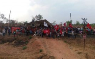 Camponeses acampam sobre os trilhos da ferrovia em Palmeirante