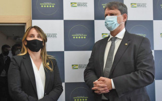 Secretária Juliana Passarin apresenta demandas ao ministro da Infraestrutura, Tarcísio Gomes de Freitas