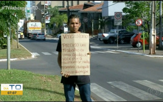 Venezuelano pedindo ajuda nas ruas de Araguaína.