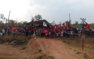 Camponeses acampam sobre os trilhos da ferrovia em Palmeirante