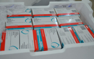 Imunizantes da AstraZeneca  e Pfizer chegam ao Tocantins 