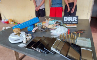 Trio foi flagrado com drogas, dinheiro, arma de fogo e vários celulares supostamente fruto de roubo. 