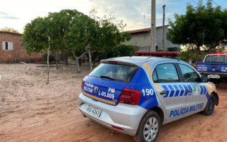 Viatura da PM no local do crime registrando a ocorrência