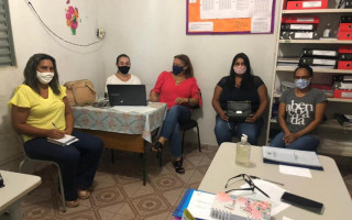 Rosy Franca (à esquerda), em reunião.