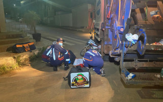 Motociclista foi atendido pelo SAMU e encaminhado ao hospital.