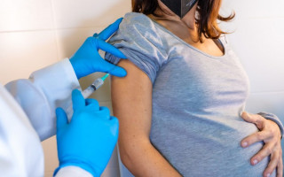 Aplicação da vacina contra a covid-19 em gestantes foi suspensa temporariamente.