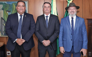 Carlesse, acompanhado do senador Eduardo Gomes, reuniu-se com o presidente Jair Bolsonaro para tratar de obras e recursos.