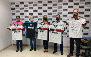 A entrega das camisas foi realizada na sala de reuniões do gabinete do prefeito