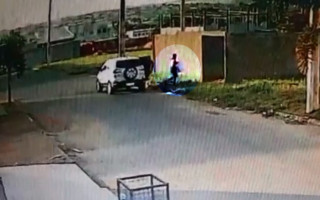 Câmera flagra momento em que mãe leva bebê em caixa de papelão para ser queimado em lote.