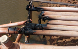 Incêndio criminoso danificou seis sifões que regulam nível da água da barragem. 