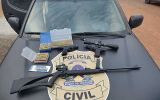 Armas e munições apreendidas durante a operação da Polícia Civil.