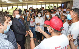 Ao falar com representantes da enfermagem, Carlesse destacou seu apoio ao projeto que institui o piso salarial nacional.