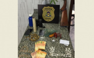 Arma, munições, dinheiro, drogas e objetos apreendidos pela Polícia Civil.