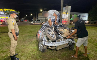 Veículo foi encontrado e os homens tiveram que recolocar a moto no local.