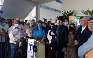 Governador Mauro Carlesse, Ministro da Educação Milton Rodrigues e autoridades na inauguração. 