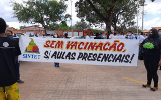 Professores fazem ato cobrando o Ministro da Educação vacinação contra covid-19. 