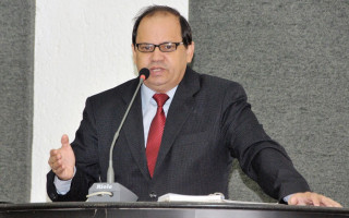 Deputado Estadual Eli Borges discursa na tribuna da Assembleia Legislativa.