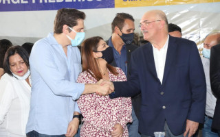 Deputado Olyntho Neto cumprimenta ministro da Educação Milton Ribeiro. 