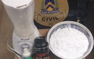 Drogas e objetos apreendidos.