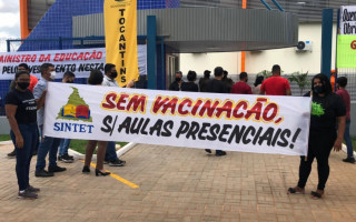 Sindicato promoveu ato durante inauguração de escola com presenças do governador e do Ministro da Educação. 