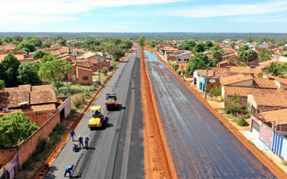 A pavimentação da Av. Wanderson Araújo, que marca o limite entre os setores Morada do Sol e Ana Maria, deve ser concluída nesta semana