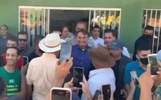 Bolsonaro cumprimentou moradores em Lagoa do Tocantins. 