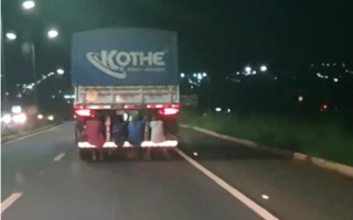 Adolescentes foram flagrados pegando carona em caminhão na BR-153.