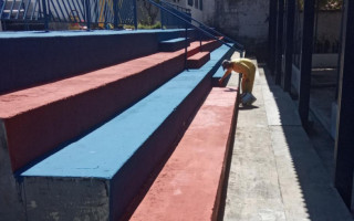 Custodiados da Unidade Penal de Arraias trabalham na revitalização do Colégio Militar.