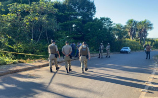 Polícia no local onde os corpos foram encontrados 