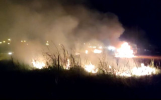 Incêndio iniciou após acidente envolvendo uma motocicleta e um carro.