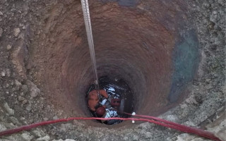 Menino de cinco anos é resgatado pelo Corpo de Bombeiros após cair em poço 