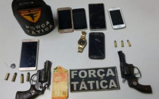 Armas e objetos encontrados em poder da dupla