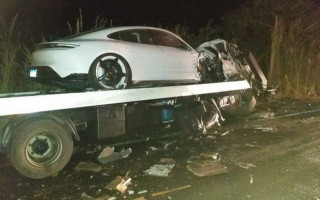 Carro esportivo de luxo avaliado em quase R$ 600 mil ficou com a frente destruída. 