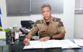 Coronel Silva Neto assina editais para realização de cursos que beneficiarão policiais militares.